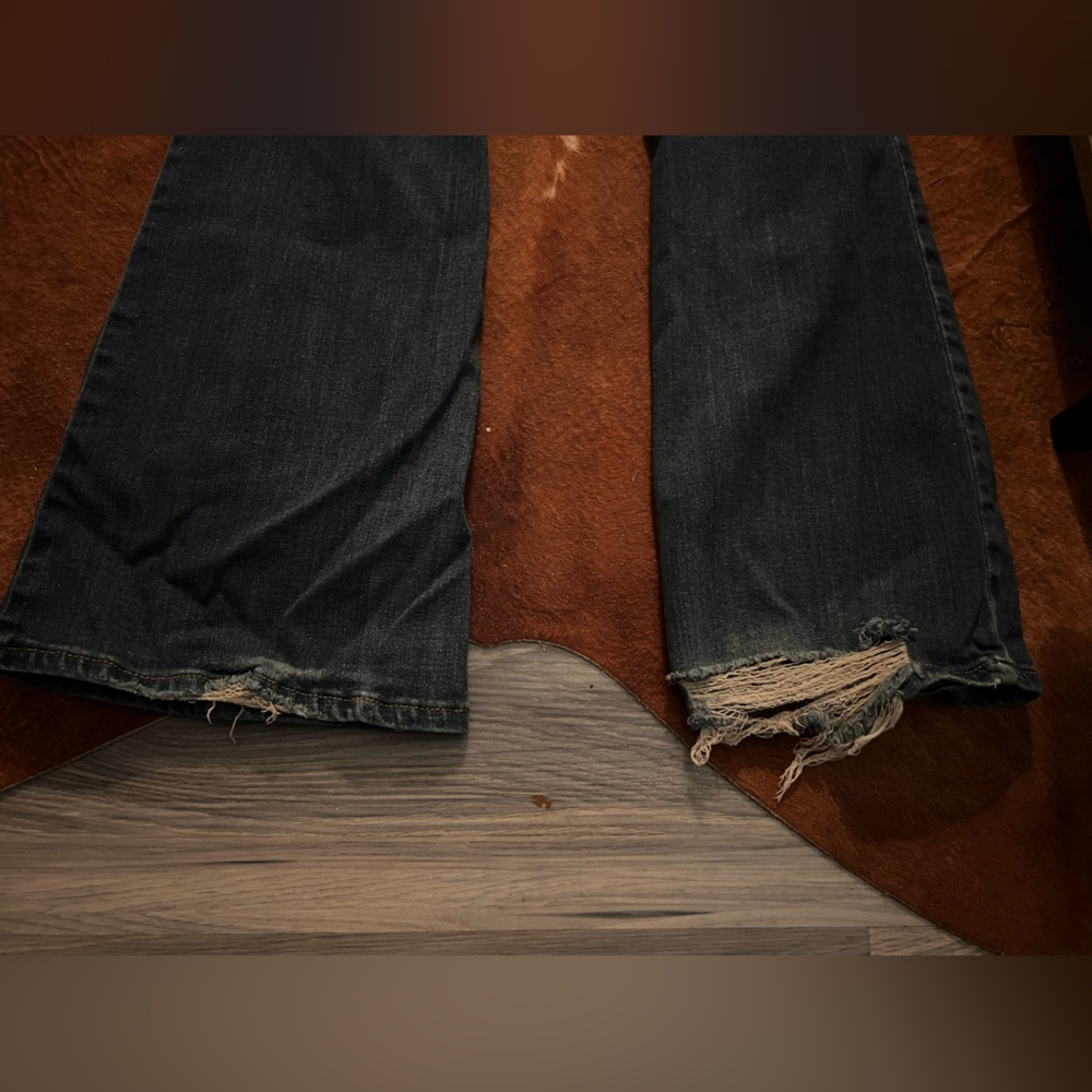 Levi’s women’s size 26 flare jeans!! stretchy - Picture 4 of 7